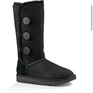UGG Bailey Triplet with buttons in black.